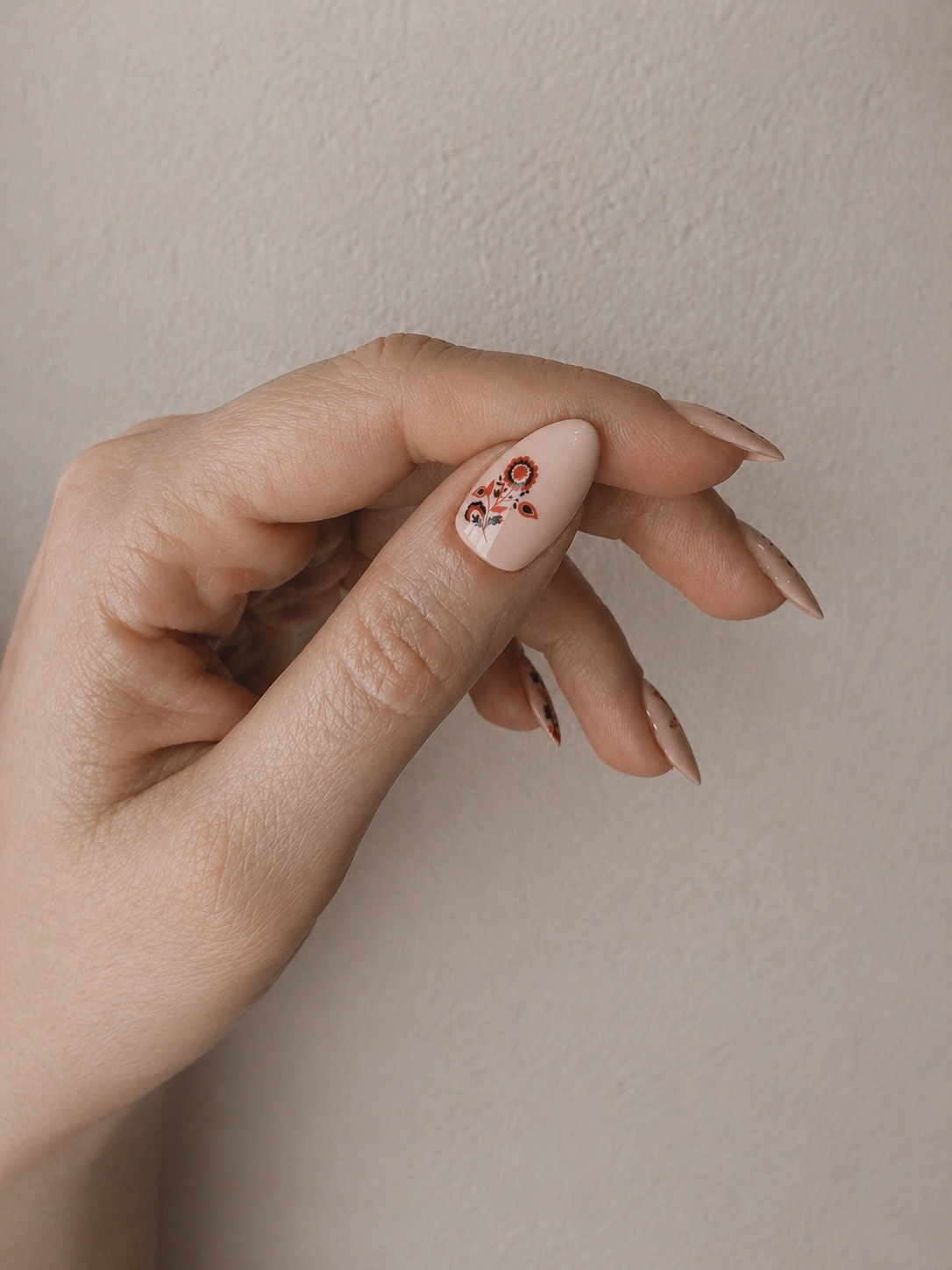 Маникюр с плотным цветным покрытием